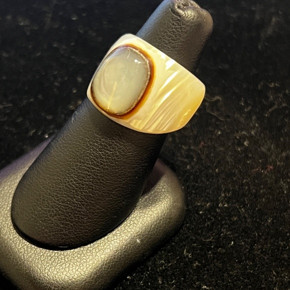 Vintage Hand Carved Shell Ring with Polished Stone Centerpiece - Picture 5 of 6